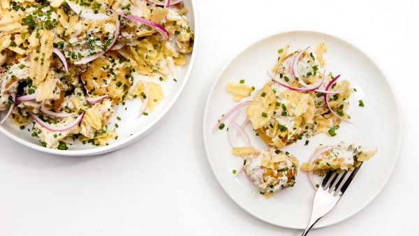Вкусный картофельный салат с луком и сметаной