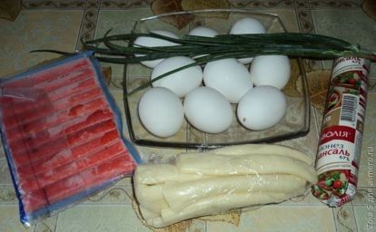 Салат из яиц, крабовых палочек и сыра сулугуни