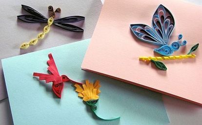 Данные схемы помогут сделать простые маленькие  открытки с насекомыми. Здесь используются завитки не только разного размера, но и понадобится бумага нескольких цветов.
