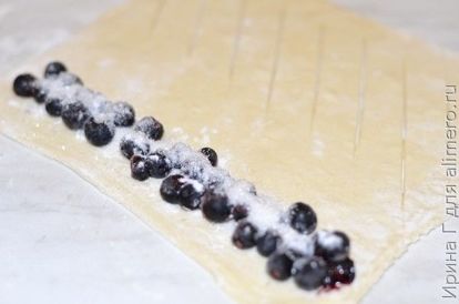 Пирог с замороженной черникой из слоеного теста - рецепт в духовке с пошаговыми фото