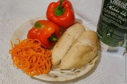 Фунчоза с курицей, морковью, болгарским перцем и огурцом
