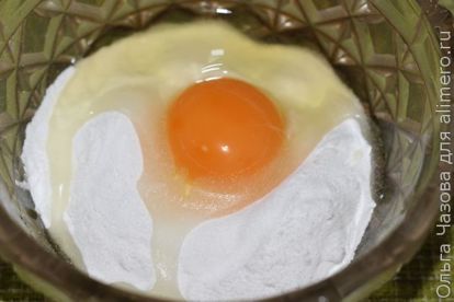 тесто рисовое разбиваем яйцо
