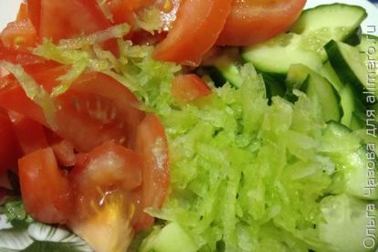 салат с помидорами и овощами