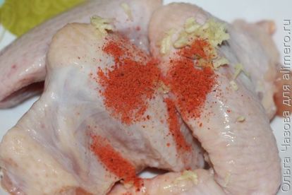 Куриные крылья в томатном соусе - пикантное дополнение к любому гарниру