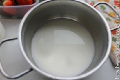 молоко в кастрюльке