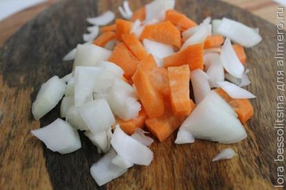 нарежем морковь и лук