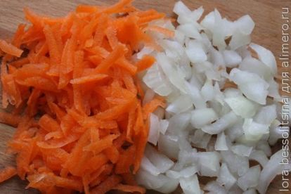 нарежем лук и натрем морковь