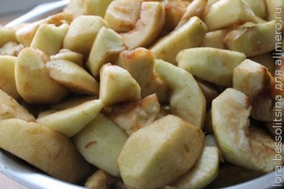 очищенные и нарезанные яблоки