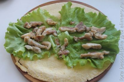 мясо на листьях салата