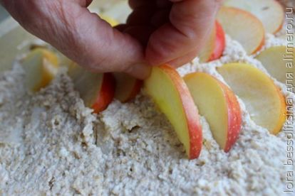 яблоки на поверхности пирога