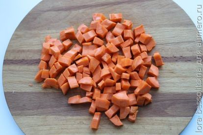 режем морковь