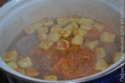 суп с галушками с пшеном. %2Fuploads%2Fimages%2F00%2F65%2F50%2F2016%2F11%2F09%2Fe5c4b6 wmark. суп с галушками с пшеном фото. суп с галушками с пшеном-%2Fuploads%2Fimages%2F00%2F65%2F50%2F2016%2F11%2F09%2Fe5c4b6 wmark. картинка суп с галушками с пшеном. картинка %2Fuploads%2Fimages%2F00%2F65%2F50%2F2016%2F11%2F09%2Fe5c4b6 wmark. Такое блюдо хорошо тем, что его можно подавать на стол без хлебобулочных изделий, поскольку сами галушки приготовлены из теста. Существует много разных вариаций данного супа, где меняются компоненты и способ приготовления галушек. Главный секрет кроется в мягкости последних, их ни в коем случае нельзя перенасыщать мукой. Бульон можно варить из любого вида мяса на выбор. Наличие какой-либо крупы не обязательно, только стандартный набор овощей и зелень.