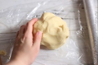 Печенье с глазурью. Заворачиваем получившееся пластичное тесто в пищевую плёнку.