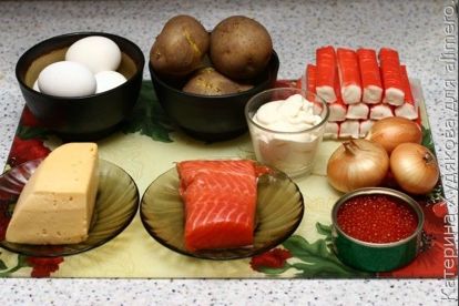 Салат с копчёной рыбой, крабовыми палочками и яйцами