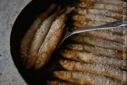 Жареная рыба в мучной панировке на сковороде: рецепт - Лайфхакер