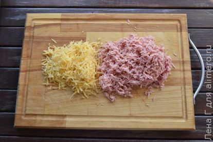 Рецепт: Рулетики из слоеного теста с колбасой и сыром - Вкуснотища в духовке!