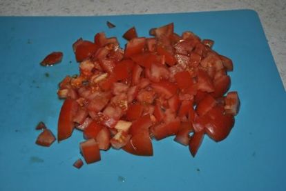 мелко режем помидоры
