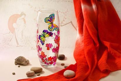 Простую стеклянную вазу легко превратить в произведение искусства. Такая ваза идеально впишется в любой интерьер.