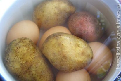 варим яйца и картошку