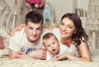 Для такой фотографии достаточно поместить малыша между родителями лежа на мягкой поверхности. Для такой фотографии достаточно поместить малыша между родителями лежа на мягкой поверхности.