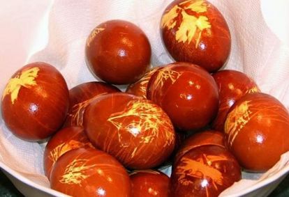 Раньше не было красителей, поэтому использовались подручные средства. Здесь, к примеру, к яйцу приматывали листки трав, которые при окрашивании оставляли вот такой рисунок. Раньше не было красителей, поэтому использовались подручные средства. Здесь, к примеру, к яйцу приматывали листки трав, которые при окрашивании оставляли вот такой рисунок.