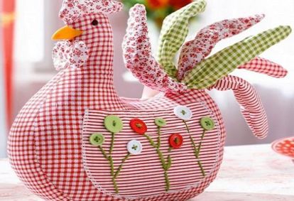 Не смогла я пропустить вот такую курицу-несушку из старых ненужных лоскутков ткани. Она очень славная получилась. Не смогла я пропустить вот такую курицу-несушку из старых ненужных лоскутков ткани. Она очень славная получилась.