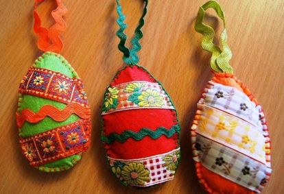 Поделки из фетра сейчас набирают все больше популярности. Вот такие яички можно сделать с помощью детских ручек, тогда они приобретают волшебные качества. Поделки из фетра сейчас набирают все больше популярности. Вот такие яички можно сделать с помощью детских ручек, тогда они приобретают волшебные качества.