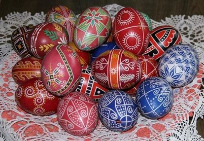На писанку наносят различные орнаменты, каждый из которых имеет значение. Это сложный и кропотливый процесс, которым сейчас мало кто занимается. На писанку наносят различные орнаменты, каждый из которых имеет значение. Это сложный и кропотливый процесс, которым сейчас мало кто занимается.