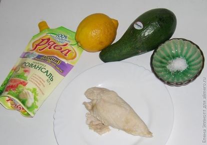 Гуакамоле из авокадо с курицей и чипсами из лаваша