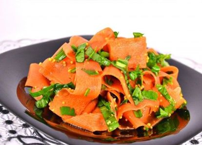 Морковь помыть и очистить. Нарезать с помощью овощечистки длинными, тонкими слайсами в глубокую посуду. Всю зелень (можете использовать любую - по вашему вкусу) измельчить и добавить к моркови вместе с французской горчицей. Влить соевый соус, посыпать красным молотым перцем и посолить морковь по вкусу. Тщательно морковь перемешать и дать настояться буквально 5 минут.