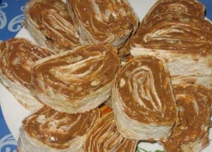 Смешать вареное сгущенное молоко, орехи и размягченное сливочное масло. Готовую смесь нанести толстым слоем на лаваш, а затем свернуть его тугим рулетом и завернуть в пищевую пленку. Положить десерт на два часа в холодильник. Перед подачей нарезать кусочками. Смешать вареное сгущенное молоко, орехи и размягченное сливочное масло. Готовую смесь нанести толстым слоем на лаваш, а затем свернуть его тугим рулетом и завернуть в пищевую пленку. Положить десерт на два часа в холодильник. Перед подачей нарезать кусочками.