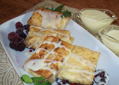 Творог смешиваем со сметаной, яйцом, сахаром, сухофруктами. На середину прямоугольника выкладываем получившуюся творожную массу и заворачиваем конвертиком. Обжариваем конвертики на оливковом масле до золотистого цвета. Творог смешиваем со сметаной, яйцом, сахаром, сухофруктами. На середину прямоугольника выкладываем получившуюся творожную массу и заворачиваем конвертиком. Обжариваем конвертики на оливковом масле до золотистого цвета.