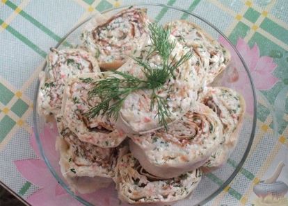 Сделать салат из измельченных крабовых палочек, яиц, сыра и майонеза. На столе разложить один из пластов лаваша. Тщательно промазать всю его поверхность половиной начинки. Уложить второй лист лаваша, добавить вторую половину начинки. Свернуть лаваши рулетом, обмотать фольгой и положить в холод на 2 часа. Сделать салат из измельченных крабовых палочек, яиц, сыра и майонеза. На столе разложить один из пластов лаваша. Тщательно промазать всю его поверхность половиной начинки. Уложить второй лист лаваша, добавить вторую половину начинки. Свернуть лаваши рулетом, обмотать фольгой и положить в холод на 2 часа.