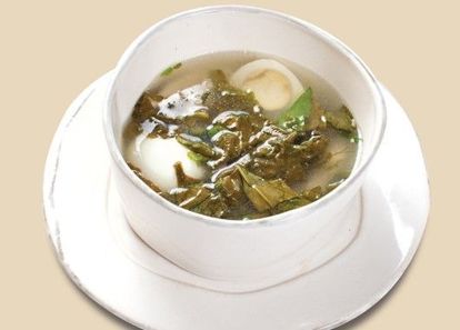 Картошку, лук и морковку моем, чистим и нарезаем. Картошку бросаем в кипящий бульон и варим 15 минут. В это время в сковороде на растительном масле обжарим лук с морковкой до золотистости. Вместе с маслом же вываливаем в кастрюлю. Щавель тоже моем, чистим, и кладем в кастрюлю. А яйца слегка взбиваем венчиком, и уже в кипящий суп аккуратной струйкой вливаем, постоянно помешивая. Еще несколько минут держим под крышкой, а потом выключаем огонь, и пусть еще немного настоится. Картошку, лук и морковку моем, чистим и нарезаем. Картошку бросаем в кипящий бульон и варим 15 минут. В это время в сковороде на растительном масле обжарим лук с морковкой до золотистости. Вместе с маслом же вываливаем в кастрюлю. Щавель тоже моем, чистим, и кладем в кастрюлю. А яйца слегка взбиваем венчиком, и уже в кипящий суп аккуратной струйкой вливаем, постоянно помешивая. Еще несколько минут держим под крышкой, а потом выключаем огонь, и пусть еще немного настоится.