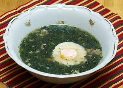Пропустить крапиву через мясорубку или очень мелко нарезать. Нарезать морковь кубиками, измельчить луковицу, корень петрушки и зеленый лук. Разогреть маргарин в сковороде, добавить крапиву и жарить 10-15 минут. Слегка обжарить морковь и репчатый лук. За 2-3 минуты до готовности добавить зеленый лук. Выложить крапиву в кипящий бульон или воду. Добавить морковь, лук и петрушку и варить 20-25 минут. За 10 минут до окончания времени приготовления добавить нарезанный щавель, пассированную муку, соль и специи. Пропустить крапиву через мясорубку или очень мелко нарезать. Нарезать морковь кубиками, измельчить луковицу, корень петрушки и зеленый лук. Разогреть маргарин в сковороде, добавить крапиву и жарить 10-15 минут. Слегка обжарить морковь и репчатый лук. За 2-3 минуты до готовности добавить зеленый лук. Выложить крапиву в кипящий бульон или воду. Добавить морковь, лук и петрушку и варить 20-25 минут. За 10 минут до окончания времени приготовления добавить нарезанный щавель, пассированную муку, соль и специи.