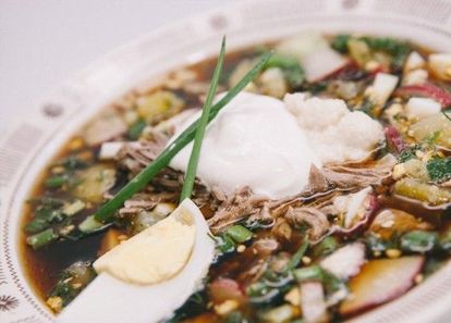 Отварите яйца вкрутую, нечищеные морковь и картофель. Пусть все остынет. Затем надо будет все нарезать небольшими кубиками. Яйца можно натереть на крупной терке. Консервированную кильку в томате разомните вилкой. Лук, петрушку и укроп промойте, осушите бумажным полотенцем и мелко нарубите. Овощи - огурец, редиску - промойте. Натрите на крупной терке. Все перемешайте в большой миске или кастрюле. Посолите получившуюся начинку для окрошки по вкусу, заправьте майонезом и перемешайте. Залейте начинку квасом и еще раз перемешайте. Отварите яйца вкрутую, нечищеные морковь и картофель. Пусть все остынет. Затем надо будет все нарезать небольшими кубиками. Яйца можно натереть на крупной терке. Консервированную кильку в томате разомните вилкой. Лук, петрушку и укроп промойте, осушите бумажным полотенцем и мелко нарубите. Овощи - огурец, редиску - промойте. Натрите на крупной терке. Все перемешайте в большой миске или кастрюле. Посолите получившуюся начинку для окрошки по вкусу, заправьте майонезом и перемешайте. Залейте начинку квасом и еще раз перемешайте.