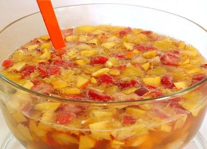 Ягоды положить в крюшонницу, засыпать сахаром и дать им постоять 5-10 минут. Затем добавить лимонный и черносмородиновый сок, минеральную воду и быстро перемешать. Разливая в бокалы положить в каждый из них по несколько консервированных ягод. Ягоды положить в крюшонницу, засыпать сахаром и дать им постоять 5-10 минут. Затем добавить лимонный и черносмородиновый сок, минеральную воду и быстро перемешать. Разливая в бокалы положить в каждый из них по несколько консервированных ягод.