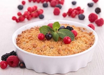 Ягодный крамбл - это очень простой и очень вкусный десерт. 250 г муки смешиваем со 100 г сахара, 1 ч. л. соды и цедрой 1 лимона. Добавляем в массу 160 г размягченного сливочного масла и растираем в крошку. В это время вымытые ягоды — 100 г ежевики, 100 г смородины и 200 г малины — сбрызгиваем соком половины лимона и тушим на медленном огне с 50 г сахара в течение 10 минут. Смазываем форму сливочным маслом, выкладываем немного крошки, потом добавляем готовые ягоды и снова засыпаем крошкой. Запекаем в духовке 25 минут. Ягодный крамбл - это очень простой и очень вкусный десерт. 250 г муки смешиваем со 100 г сахара, 1 ч. л. соды и цедрой 1 лимона. Добавляем в массу 160 г размягченного сливочного масла и растираем в крошку. В это время вымытые ягоды — 100 г ежевики, 100 г смородины и 200 г малины — сбрызгиваем соком половины лимона и тушим на медленном огне с 50 г сахара в течение 10 минут. Смазываем форму сливочным маслом, выкладываем немного крошки, потом добавляем готовые ягоды и снова засыпаем крошкой. Запекаем в духовке 25 минут.