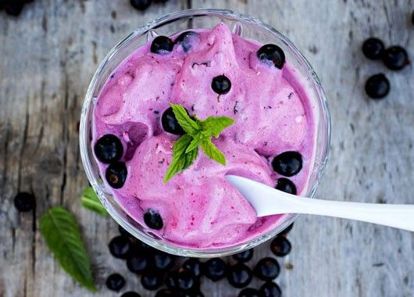 Заливаем 300 г черной смородины ½ стакана воды, кладем сахар по вкусу и варим минуту на медленном огне. Остужаем ягоды, пюрируем в блендере и протираем через сито. Отдельно взбиваем в блендере банан, заливаем его ½ стакана апельсинового сока и ягодным пюре. Взбиваем его еще раз до однородной консистенции. Перекладываем фруктово-ягодную смесь в контейнер и отправляем в морозилку застывать. Подаем сорбет в креманках, украсив свежей смородиной. Заливаем 300 г черной смородины ½ стакана воды, кладем сахар по вкусу и варим минуту на медленном огне. Остужаем ягоды, пюрируем в блендере и протираем через сито. Отдельно взбиваем в блендере банан, заливаем его ½ стакана апельсинового сока и ягодным пюре. Взбиваем его еще раз до однородной консистенции. Перекладываем фруктово-ягодную смесь в контейнер и отправляем в морозилку застывать. Подаем сорбет в креманках, украсив свежей смородиной.