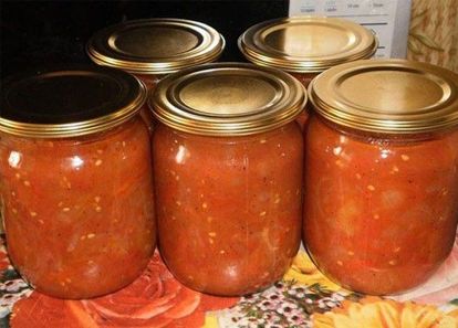 Шарлотта. Перец молотый — 0,5 ч. л., соль — 1 ч. л., сахар — 0,5 ст., перец болгарский — 3-4 шт., лук — 300 г, помидор — 1 кг, масло растительное (для жарки), уксус — 1 ч. л. Овощи нашинковать. Соединить все овощи, добавить соль, сахар, черный перец и варить 25-30 минут с момента закипания. Горячий салат разложить по стерилизованным банкам, закатать и убрать под шубу на сутки. Шарлотта. Перец молотый — 0,5 ч. л., соль — 1 ч. л., сахар — 0,5 ст., перец болгарский — 3-4 шт., лук — 300 г, помидор — 1 кг, масло растительное (для жарки), уксус — 1 ч. л. Овощи нашинковать. Соединить все овощи, добавить соль, сахар, черный перец и варить 25-30 минут с момента закипания. Горячий салат разложить по стерилизованным банкам, закатать и убрать под шубу на сутки.