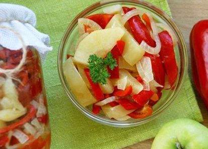 Салат Элитный. 2 кг перца, 1 кг яблок, 1 кг лука, 3 ст.л. меда, 1 ст.л. соли, 100 мл масла. Перец нарезать кусочками или полукольцами. Лук нарезать полукольцами. Яблоки разрезать на небольшие дольки. Все перемешать в кастрюле. Добавить растительное масло, мед и соль. Перемешать и оставить на час, чтобы выделился сок. Затем поставить на плиту, довести до кипения и варить 15 минут с момента закипания. Затем закатать в банки. Салат Элитный. 2 кг перца, 1 кг яблок, 1 кг лука, 3 ст.л. меда, 1 ст.л. соли, 100 мл масла. Перец нарезать кусочками или полукольцами. Лук нарезать полукольцами. Яблоки разрезать на небольшие дольки. Все перемешать в кастрюле. Добавить растительное масло, мед и соль. Перемешать и оставить на час, чтобы выделился сок. Затем поставить на плиту, довести до кипения и варить 15 минут с момента закипания. Затем закатать в банки.