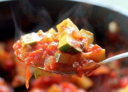 Кабачковый Анкл Бенс. Кабачок — 1,5 кг, перец болгарский — 6 шт., лук — 6 шт., помидоры — 1 кг, масло растительное — 2/3 ст., сахар — 2/3 ст., соль — 2 ст. л., уксус — 0,5 ст.. Приготовить маринад: смешать растительное масло, сахар, соль, уксус. Все это хорошо перемешать. Овощи нарезать, помидоры пропустить на мясорубку. В кипящий маринад класть по очереди: сначала кабачки. Поварить 5 минут, помешивая. Затем лук. Тоже поварить 5 минут. Дальше перец болгарский, 5 минут. И помидоры. Варить уже 10 минут, не забывая помешивать. Закатать в банки. Кабачковый Анкл Бенс. Кабачок — 1,5 кг, перец болгарский — 6 шт., лук — 6 шт., помидоры — 1 кг, масло растительное — 2/3 ст., сахар — 2/3 ст., соль — 2 ст. л., уксус — 0,5 ст.. Приготовить маринад: смешать растительное масло, сахар, соль, уксус. Все это хорошо перемешать. Овощи нарезать, помидоры пропустить на мясорубку. В кипящий маринад класть по очереди: сначала кабачки. Поварить 5 минут, помешивая. Затем лук. Тоже поварить 5 минут. Дальше перец болгарский, 5 минут. И помидоры. Варить уже 10 минут, не забывая помешивать. Закатать в банки.