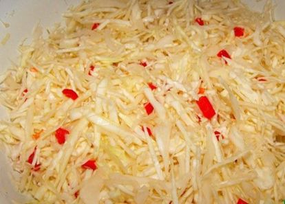 Капустный салат. 1,5 кг капусты, по 1 шт. перца сладкого, лука. 1 ст.л. горчицы, 70 г сахара, 1 ст.л. соли, 100 мл уксуса. Овощи нарезать. В небольшую кастрюльку налить уксус, растительное масло, всыпать сахар и соль. Дать закипеть и варить, пока не растворятся соль и сахар. Кипящим маринадом залить овощи и тщательно перемешать, сначала ложкой, во избежание ожогов, затем руками. В это же время добавить горчицу. Дать настояться, закатать. Капустный салат. 1,5 кг капусты, по 1 шт. перца сладкого, лука. 1 ст.л. горчицы, 70 г сахара, 1 ст.л. соли, 100 мл уксуса. Овощи нарезать. В небольшую кастрюльку налить уксус, растительное масло, всыпать сахар и соль. Дать закипеть и варить, пока не растворятся соль и сахар. Кипящим маринадом залить овощи и тщательно перемешать, сначала ложкой, во избежание ожогов, затем руками. В это же время добавить горчицу. Дать настояться, закатать.