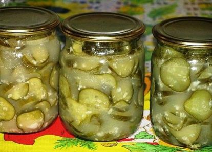 Салат из огурцов. 3 кг огурцов, 200 г чеснока, 250 г лука, 100 г соли, 250 г сахара, 150 г уксуса. Огурцы нашинковать кусочками по пол сантиметра или даже по сантиметру. Добавить нарезанный тонкой соломкой лук и мелко нарезанный или пропущенный через пресс чеснок. Перемешать всё это дело в большой миске руками и заправить сахаром, солью и уксусом. Оставить выстаиваться в прохладном месте на 12 часов. По прошествии этого времени просто сложить огурцы в банки и закрыть винтовыми крышками или закатать. Салат из огурцов. 3 кг огурцов, 200 г чеснока, 250 г лука, 100 г соли, 250 г сахара, 150 г уксуса. Огурцы нашинковать кусочками по пол сантиметра или даже по сантиметру. Добавить нарезанный тонкой соломкой лук и мелко нарезанный или пропущенный через пресс чеснок. Перемешать всё это дело в большой миске руками и заправить сахаром, солью и уксусом. Оставить выстаиваться в прохладном месте на 12 часов. По прошествии этого времени просто сложить огурцы в банки и закрыть винтовыми крышками или закатать.