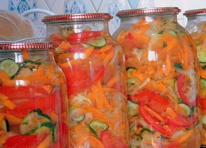 Дары осени. По 1.5 кг помидоров и огурцов, по 1 кг лука, моркови, перца. 7 ч.л. соли, 20 ч.л. сахара, 10 ст.л. уксуса, 20 ст.л. масла. Овощи нарезать. Смешиваем все овощи, добавляем соль, сахар, уксус и подсолнечное масло. Хорошо перемешиваем и оставляем минимум на 30 минут для того, чтобы овощи пустили сок. Итак, перемешиваем еще раз салат, раскладываем по банкам и разливаем образовавшийся сок. Стерилизуем салат. Закатываем, переворачиваем и укутываем до полного остывания. Дары осени. По 1.5 кг помидоров и огурцов, по 1 кг лука, моркови, перца. 7 ч.л. соли, 20 ч.л. сахара, 10 ст.л. уксуса, 20 ст.л. масла. Овощи нарезать. Смешиваем все овощи, добавляем соль, сахар, уксус и подсолнечное масло. Хорошо перемешиваем и оставляем минимум на 30 минут для того, чтобы овощи пустили сок. Итак, перемешиваем еще раз салат, раскладываем по банкам и разливаем образовавшийся сок. Стерилизуем салат. Закатываем, переворачиваем и укутываем до полного остывания.