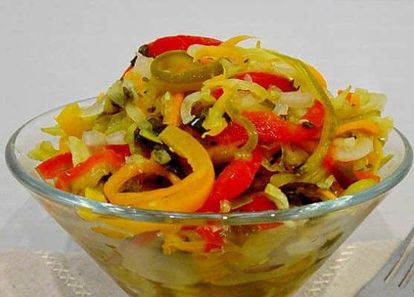 Пикантный салат. 5 кг огурцов, по 1 кг лука, перца и моркови, 2 шт. чеснока, 200 г сахара, 4 ст.л. соли, 200 г раст.масла, 50 мл уксуса. Овощи нарезать, Смешать всё и оставить на два часа. Через два часа сложить салат в банки и поставить стерилизоваться на 10-15 минут с момента закипания воды. На дно кастрюли положить полотенце, чтобы не лопнули банки. Банки закатать или закрыть винтовыми крышками. Пикантный салат. 5 кг огурцов, по 1 кг лука, перца и моркови, 2 шт. чеснока, 200 г сахара, 4 ст.л. соли, 200 г раст.масла, 50 мл уксуса. Овощи нарезать, Смешать всё и оставить на два часа. Через два часа сложить салат в банки и поставить стерилизоваться на 10-15 минут с момента закипания воды. На дно кастрюли положить полотенце, чтобы не лопнули банки. Банки закатать или закрыть винтовыми крышками.