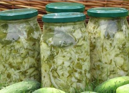 Салат из огурцов и лука. Огурец — 3 кг, лук репчатый — 1 кг, уксус — 8 ст. л., масло растительное — 18 ст. л., сахар — 5 ст. л., соль — 2.5 ст. л. Огурцы нарезать брусочками (или полукольцами). Лук нарезать кольцами. Все компоненты перемешать и оставить на несколько часов (примерно 3-4), чтоб сок покрыл все овощи. Затем поставить на огонь, кипятить 5 минут. Как только огурцы начнут менять свой цвет (!!!), снимаем с огня, раскладываем в горячие банки и закатываем. Салат из огурцов и лука. Огурец — 3 кг, лук репчатый — 1 кг, уксус — 8 ст. л., масло растительное — 18 ст. л., сахар — 5 ст. л., соль — 2.5 ст. л. Огурцы нарезать брусочками (или полукольцами). Лук нарезать кольцами. Все компоненты перемешать и оставить на несколько часов (примерно 3-4), чтоб сок покрыл все овощи. Затем поставить на огонь, кипятить 5 минут. Как только огурцы начнут менять свой цвет (!!!), снимаем с огня, раскладываем в горячие банки и закатываем.
