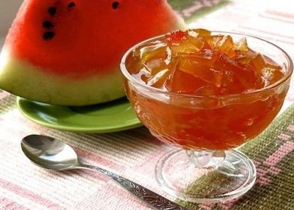 Для варенья понадобится:1-2 кг яблок; 1-2 кг арбуза; 400 гр сахара. Яблоки тщательно моем в проточной воде, чистим, нарезаем небольшими дольками или кубиками и закладываем в мультиварку. Из арбуза удаляем семечки и нарезаем его небольшими кусочками, примерно как и яблоки, и закладываем в мультиварку к фруктам. Засыпаем нарезанные арбуз и яблоки сахарным песком, хорошенечко размешиваем и ставим режим Тушение на 80 минут. По истечении этого времени раскладываем варенье из яблок и арбуза в стерилизованные банки, закрываем крышками. Для варенья понадобится:1-2 кг яблок; 1-2 кг арбуза; 400 гр сахара. Яблоки тщательно моем в проточной воде, чистим, нарезаем небольшими дольками или кубиками и закладываем в мультиварку. Из арбуза удаляем семечки и нарезаем его небольшими кусочками, примерно как и яблоки, и закладываем в мультиварку к фруктам. Засыпаем нарезанные арбуз и яблоки сахарным песком, хорошенечко размешиваем и ставим режим Тушение на 80 минут. По истечении этого времени раскладываем варенье из яблок и арбуза в стерилизованные банки, закрываем крышками.