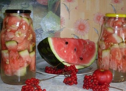 Арбуз нарезать кусочками, чтобы каждый кусочек был с кожурой, уложить плотно в 3 литровые банки, залить кипятком. Через 8-10 минут, слить и снова закипятить. Добавить в банки 1 ст. л сахара, 1 ст. л соли, 2 ст. л меда, 70 г уксуса, залить кипятком, закатать, укутать в одеяло. Арбуз нарезать кусочками, чтобы каждый кусочек был с кожурой, уложить плотно в 3 литровые банки, залить кипятком. Через 8-10 минут, слить и снова закипятить. Добавить в банки 1 ст. л сахара, 1 ст. л соли, 2 ст. л меда, 70 г уксуса, залить кипятком, закатать, укутать в одеяло.