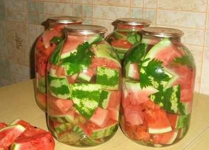 Мариновать арбузы можно спелые и недозрелые. Арбуз моют, разрезают на дольки. Корки и зерна можно не счищать. Дольки укладывают в банки. Добавляют жгучий перец, хрен, лавровый лист, корицу, любисток. Заливают маринадом. Стерилизуют поллитровые банки 15 минут, литровые — 20 минут. Маринад: на 1 л воды -по 1 ст. ложке соли и сахара, 2 ч. ложки уксусной эссенции. Мариновать арбузы можно спелые и недозрелые. Арбуз моют, разрезают на дольки. Корки и зерна можно не счищать. Дольки укладывают в банки. Добавляют жгучий перец, хрен, лавровый лист, корицу, любисток. Заливают маринадом. Стерилизуют поллитровые банки 15 минут, литровые — 20 минут. Маринад: на 1 л воды -по 1 ст. ложке соли и сахара, 2 ч. ложки уксусной эссенции.